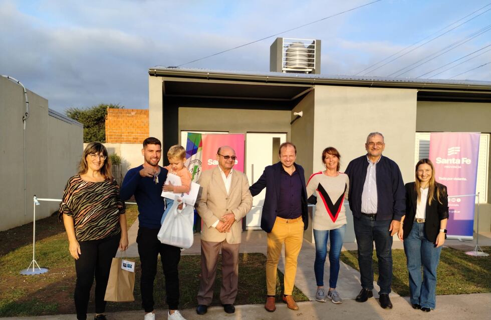 Calvo y Crivelli entregaron viviendas en Colonia Aldao y Colonia Bicha