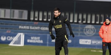 Lionel Messi y su puesta a punto para jugar el clásico de Francia. (@PSG_espanol)