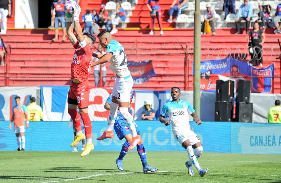 ¿Entró o no? La jugada clave que tuvo Racing para descontarle a Tigre sobre el final del primer tiempo