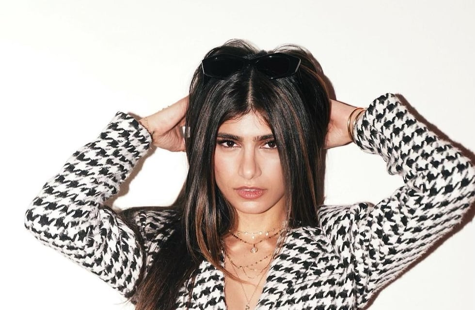 Mia Khalifa sorprendió desde Italia con un conjunto morado con transparencias y pantalón “cut out”