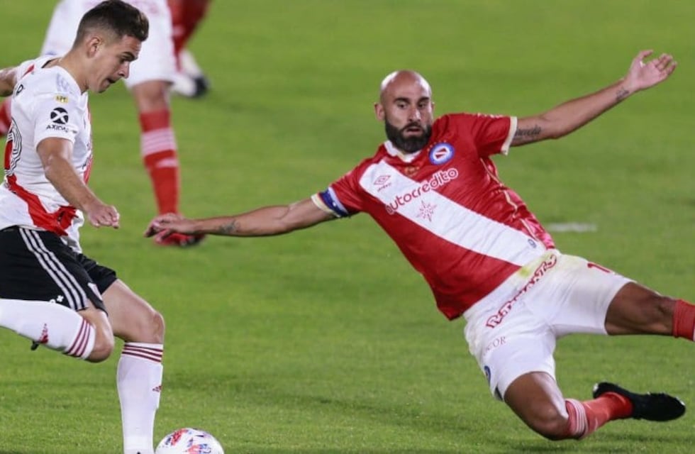 Argentinos convirtió sobre el final y se llevó un triunfo ante River en el Monumental
