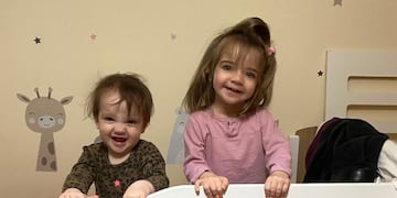 Valentina (derecha) consiguió acceder al tratamiento luego de una campaña contrarreloj en redes sociales.