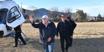 El gobernador Osvaldo Jaldo inspeccionó desde un helicóptero el área afectada por un voraz incendio que ya consumió entre 120 y 150 hectáreas en Tafí del Valle.