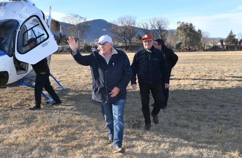 Fuego en cerro Muñoz: Jaldo monitoreó la situación desde el aire