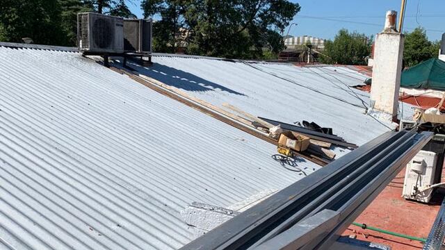 Comenzaron las tareas de reparación en los techos de Hospital Gumersindo Sayago de Carlos Paz.