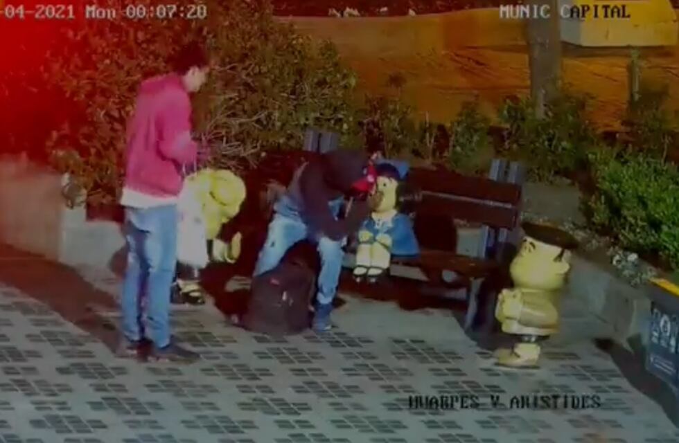 El intendente de Ciudad compartió el video de los jóvenes vandalizando las esculturas de Mafalda y sus Amigos