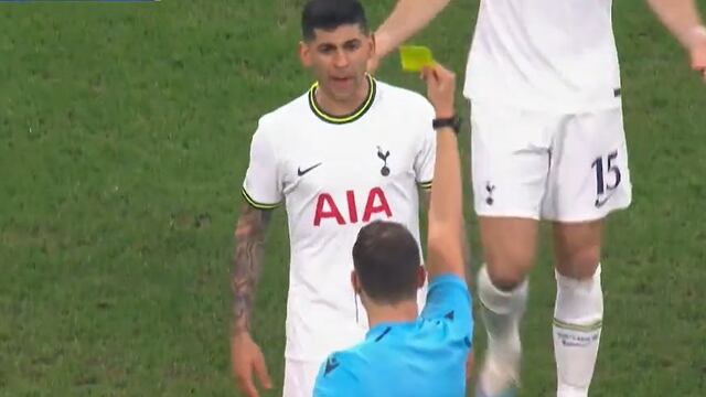 El cordobés fue amonestado por el árbitro suizo, que no dudó en levantar la amarilla.