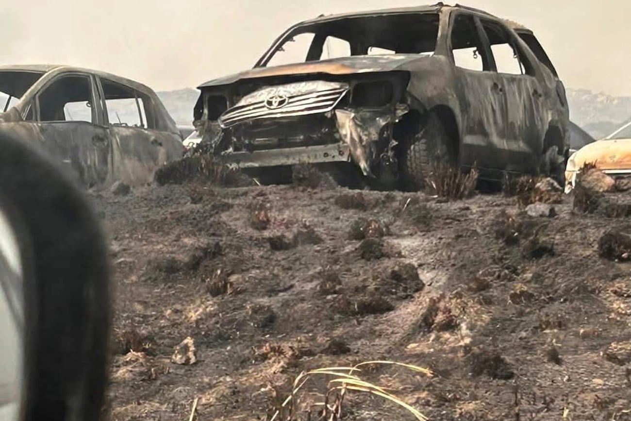 Córdoba. El foco en el Parque Nacional Quebrada del Condorito alcanzó a 14 autos estacionados. (Gentileza)