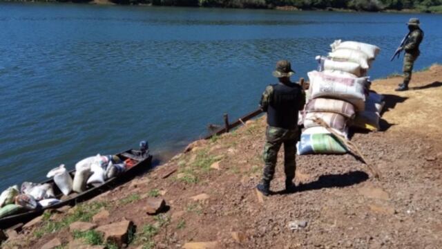 Prefectura Naval Argentina secuestró cargamento de soja ilegal en El Soberbio.