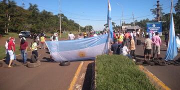 Puerto Iguazú: corte de ruta nacional 12 por parte de trabajadores del sector turístico