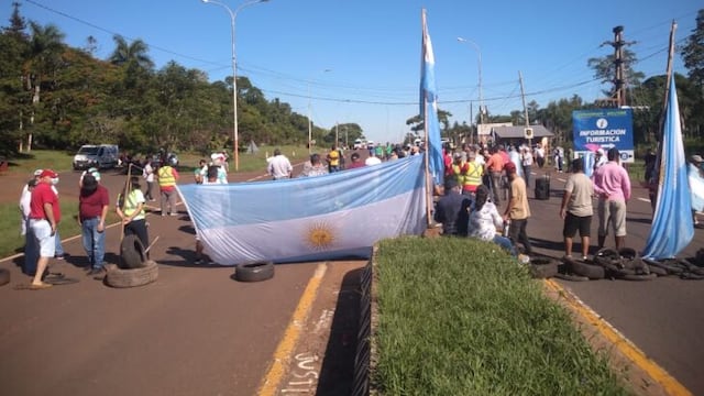 Puerto Iguazú: corte de ruta nacional 12 por parte de trabajadores del sector turístico