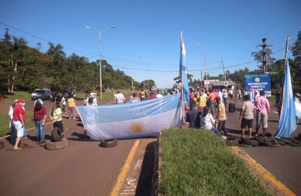 Puerto Iguazú: corte de ruta nacional 12 por parte de trabajadores del sector turístico