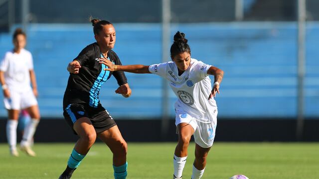 Lourdes Rodríguez controla la pelota, el Pirata está invicto en el torneo de Primera (Prensa Belgrano).