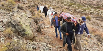 La joven fue trasladada a pie por un tramo de una hora y está internada, al parecer ilesa.