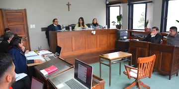 El Tribunal integrado por Salvador Gustavo Ortiz, Carolina Pérez Rojas (presidente de trámite) y Felicia Barrios juzga a Víctor Juárez por el femicidio de Jorgelina Cruz.
