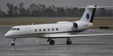 Un avión privado de España llegó a Rosario este viernes y los fanáticos del Barcelona se ilusionan con ver a los ex compañeros de Lionel Messi.