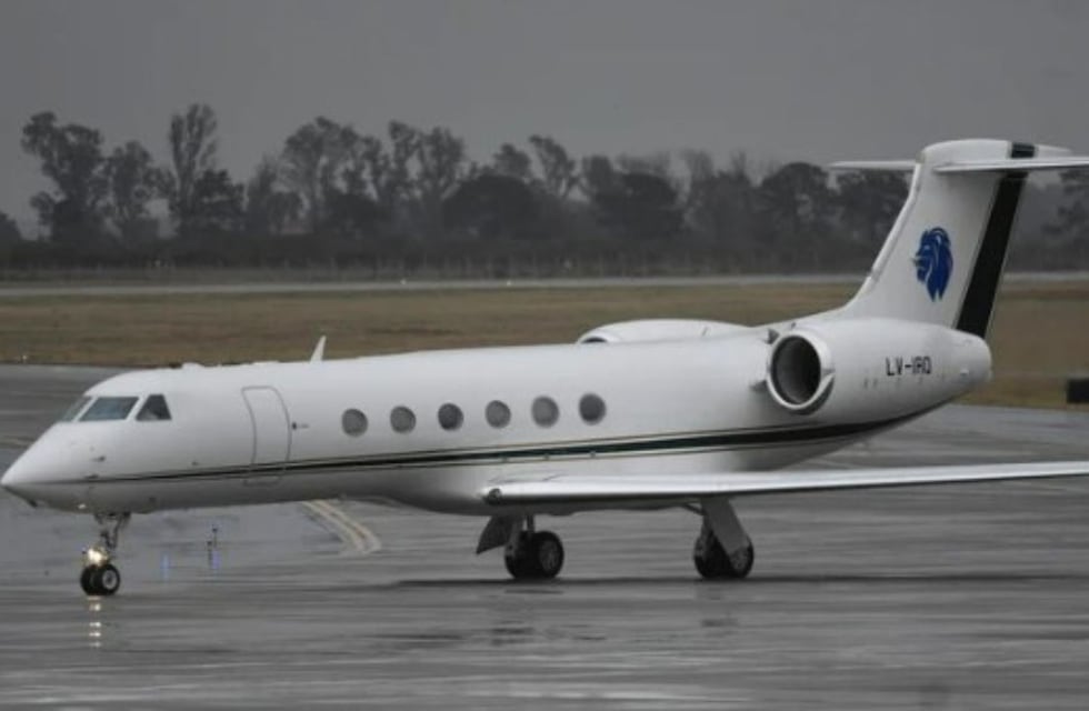Intriga por un avión con ¿amigos de Messi? que llegó al aeropuerto