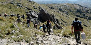 Miles de personas llegan por año a la cima del Cerro Champaquí (LaVoz/Archivo).