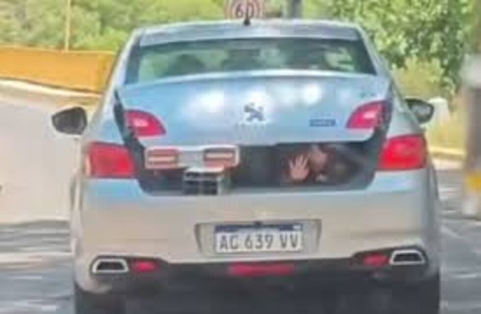 Polémico: un juez transportó a su hija en el baúl del auto