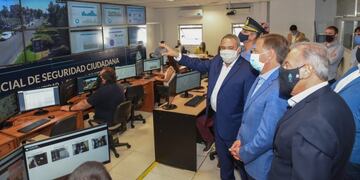 El Gobernador de Mendoza, Rodolfo Suárez y el ministro de Seguridad  Raúl Levrino durante la visita al Observatorio de Seguridad Ciudadana. Gentileza Gobierno de Mendoza