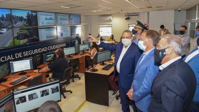 El Gobernador de Mendoza, Rodolfo Suárez y el ministro de Seguridad  Raúl Levrino durante la visita al Observatorio de Seguridad Ciudadana. Gentileza Gobierno de Mendoza