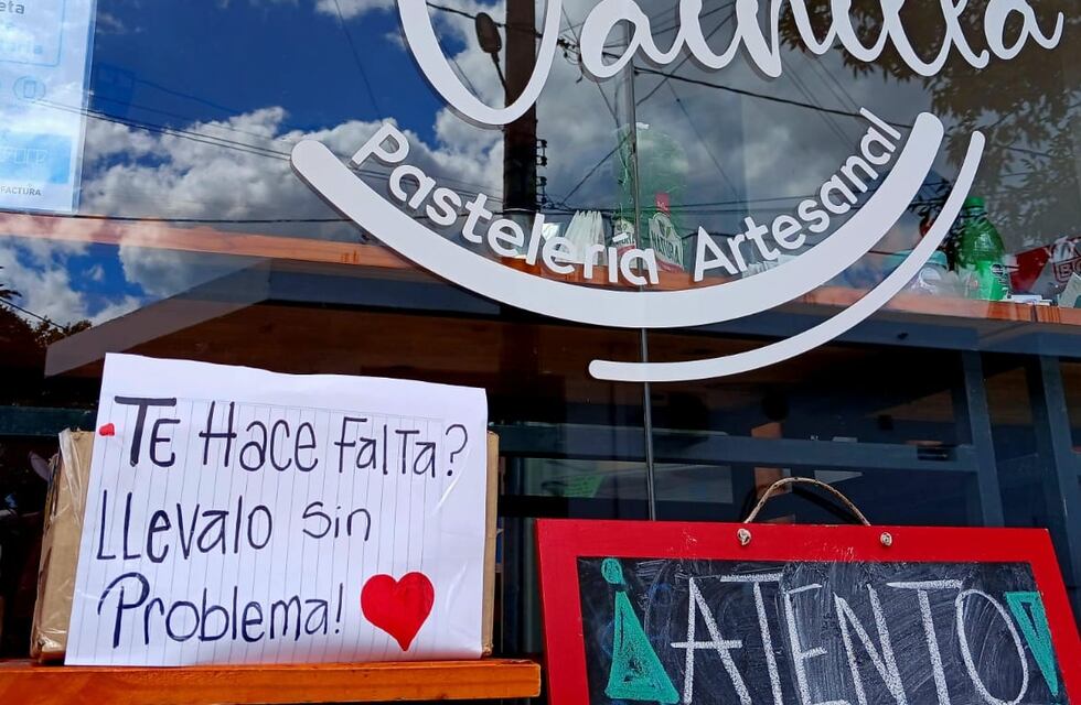“Si te hace falta, llevalo sin problema”: una panadería de La Falda regala alimentos frente a la crisis