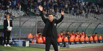 Talleres y River se enfrentan en el estadio Mario Alberto Kempes por la Copa de la Liga Profesional. El recibimiento del público de Talleres y los técnicos Caixinha y Gallardo. (Facundo Luque / La Voz)