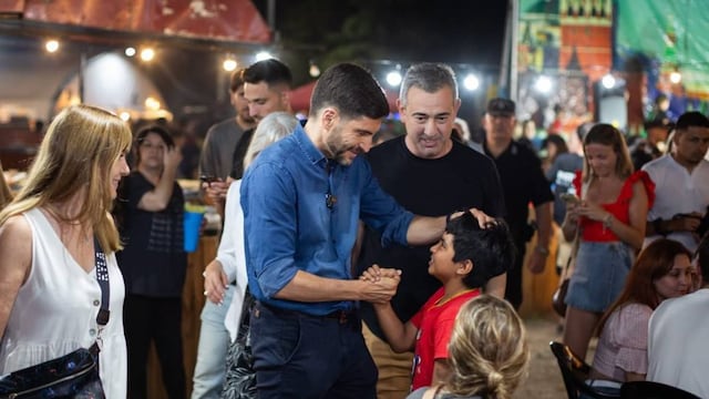 Los funcionarios también pasaron por la Fiesta de Colectividades este fin de semana.