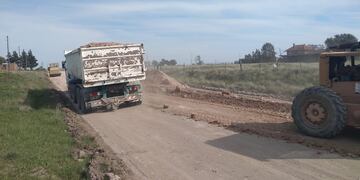 Continúan los trabajos en caminos rurales de Calderón.
