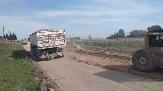 Continúan los trabajos en caminos rurales de Calderón.