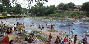 Refresco. Ayer, sol y río en el balneario Playas de Oro, en Carlos Paz. (La Voz)