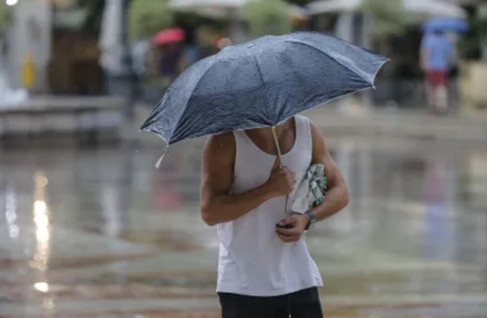 El tiempo en Rosario: la lluvia desarma las valijas para un fin de semana inestable