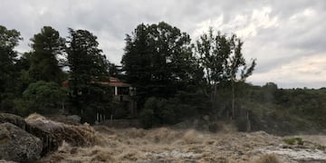 Este jueves por la tarde, el pico de creciente en el arroyo Los Chorrillos alcanzó los 6,2 metros a la altura de Cabalango. (Foto: Facebook / Bomberos Voluntarios Tanti).