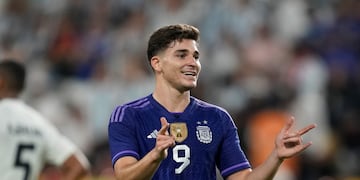 Julián Álvarez y su festejo de gol en el amistoso ante Emiratos Árabes. (AP Photo/Kamran Jebreili).