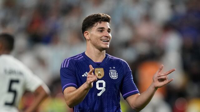 Julián Álvarez y su festejo de gol en el amistoso ante Emiratos Árabes. (AP Photo/Kamran Jebreili).