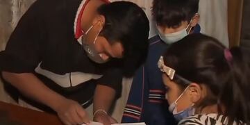 Alejandro ayuda a sus hijos con las tareas del colegio y sale a trabajar todos los días para poder darles de comer.