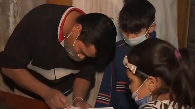 Alejandro ayuda a sus hijos con las tareas del colegio y sale a trabajar todos los días para poder darles de comer.