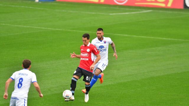 Tomás Asprea domina la pelota en la visita de Belgrano a Tigre, por la Primera Nacional. (Federico López Claro)