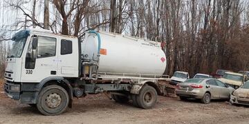 Unos camioneros que arrojaban residuos de una petrolera en un canal. Le pegaron con un caño y le hundieron el cráneo.