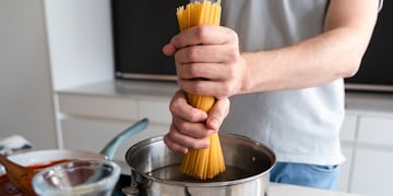 Qué dicen los expertos sobre agregar sal y aceite a la cocción de la pasta.