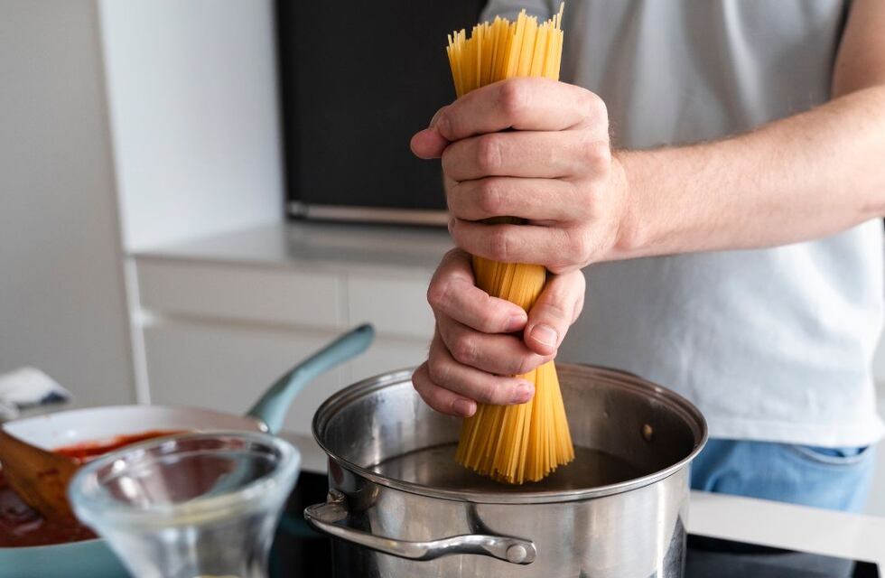 Derribando mitos: ¿hay que añadir sal y aceite cuando se cocina la pasta?
