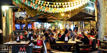 Dos hombres golpearon salvajemente a una moza mendocina en la Arístides y recibieron una paliza.