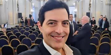 El tenor puntaltense Diego Duarte Conde entonó el Himno Nacional en el Salón Dorado de la Legislatura Porteña.