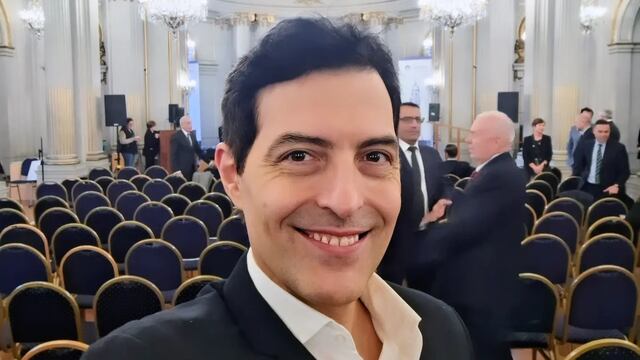El tenor puntaltense Diego Duarte Conde entonó el Himno Nacional en el Salón Dorado de la Legislatura Porteña.