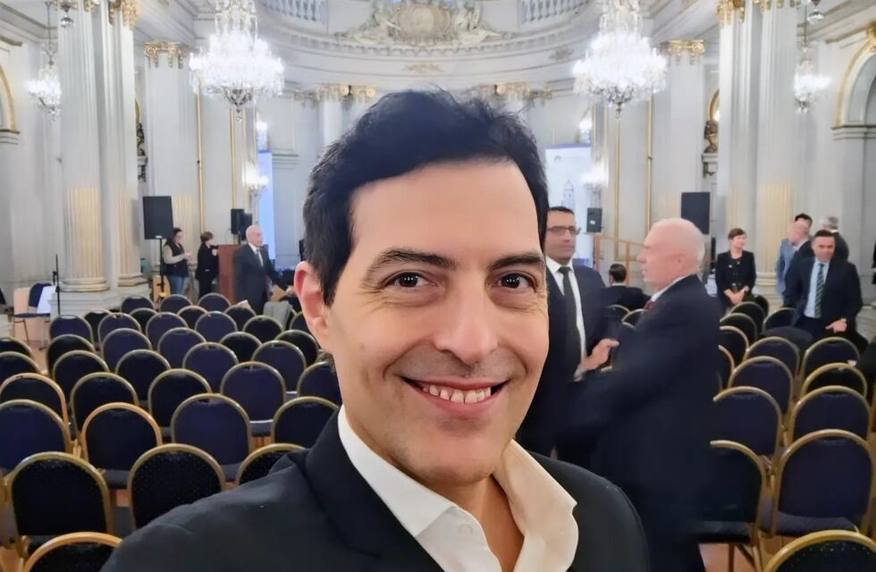 El tenor puntaltense Diego Duarte Conde cantó el Himno Nacional en la Legislatura Porteña