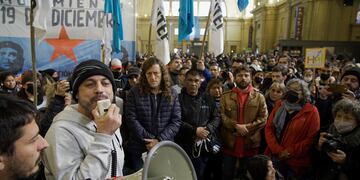 Juan Grabois encabezó una asamblea este jueves en el hall de la estación porteña de Constitución. Foto: Clarín.