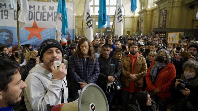 Juan Grabois encabezó una asamblea este jueves en el hall de la estación porteña de Constitución. Foto: Clarín.
