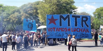 La protesta es en las puertas del predio del supermercado Dino Mall.