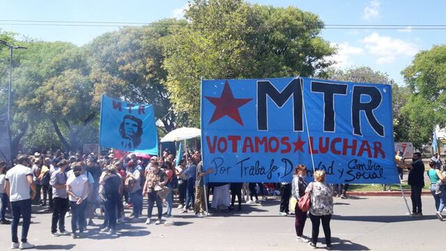 La protesta es en las puertas del predio del supermercado Dino Mall.