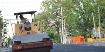 Continúan las obras de asfaltado sobre avenidas en Posadas.